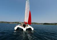vue de la poupe de naviguer multicoque yacht neel 45